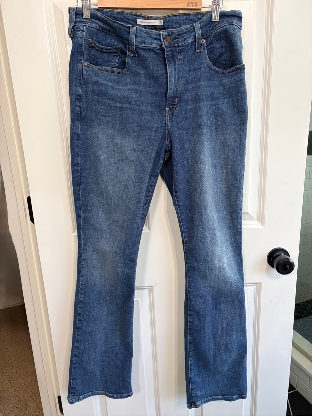 Great condition size 32 Levi’s 725 High Rise Boot Cut medium blue denim jeans.